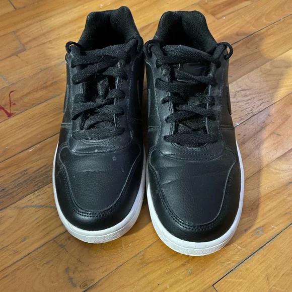 Nike - Picture 2 of 4